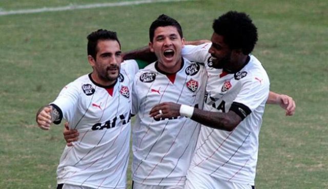 Jogadores comemoram o segundo gol do rubro-negro no Castelão (Foto: Reprodução / A Tarde)