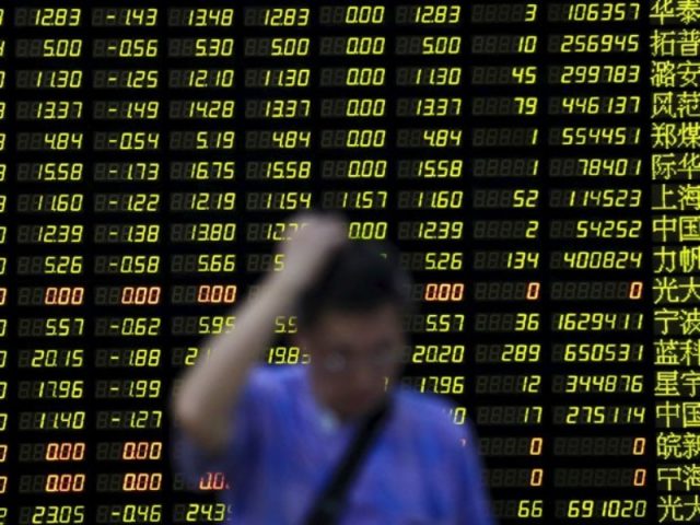 A bolsa de Xangai, na China, registrou hoje (24) perdas superiores a 8%. Foto: Reprodução/G1/ Reuters