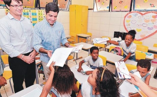 Secretário Guilherme Bellintani e o prefeito ACM Neto com alunos de escola em Cosme de Farias. Foto: Max Haack/Agecom