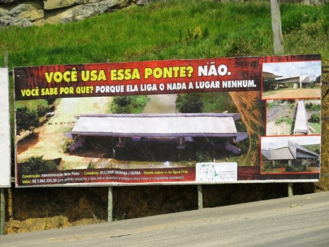 Placa de protesto fica na entrada do município. Foto: radar58.com.br.