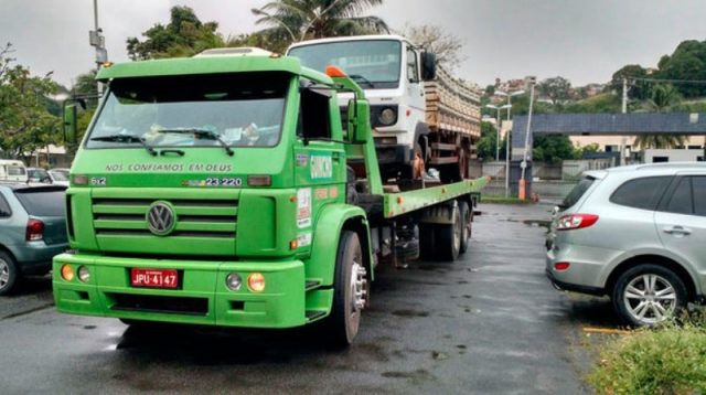 Maconha estava dentro de um caminhão que estava sendo transportado por um caminhão guincho. Foto: Divulgação/Polícia Federal