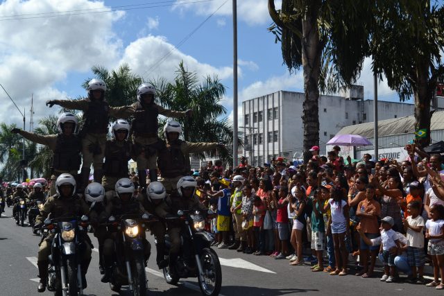 O esquadrão Asa Branca, da Polícia Militar, dando forma à uma pirâmide humana sobre motos. Foto: Olá Bahia