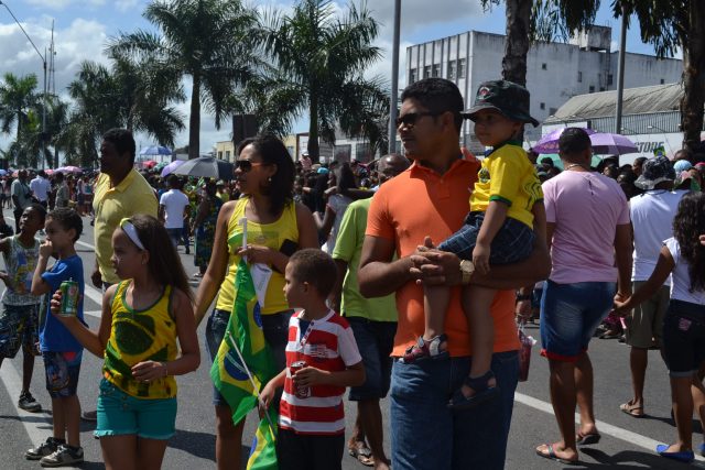 A presença das famílias mais uma vez marcou o desfile em Feira de Santana. Foto: Olá Bahia