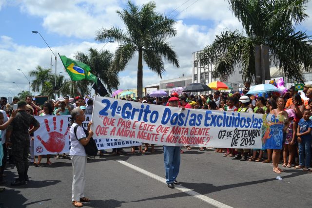 21º Grito dos Excluídos em protesto no desfile cívico em Feira de Santana. Foto: Olá Bahia