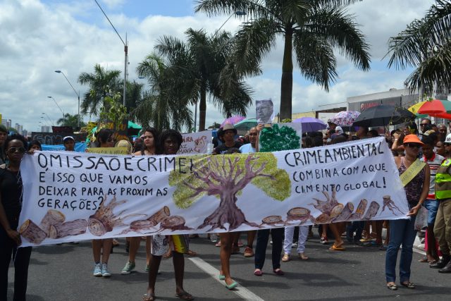 Grupos traziam cartazes com frases contra a derrubada de árvores para a realização do BRT em Feira de Santana. Foto Olá Bahia