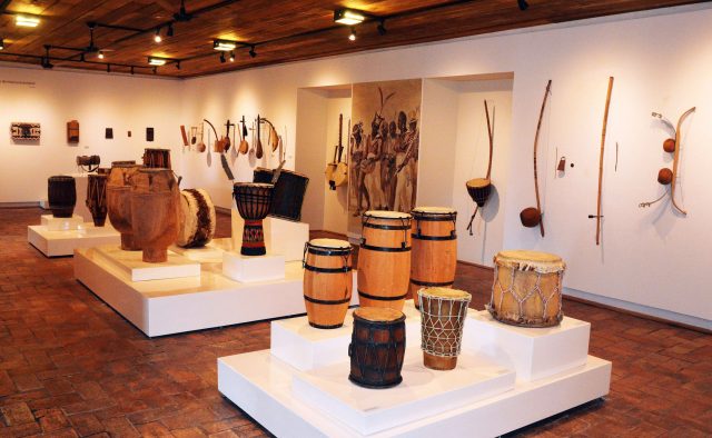 Acervo de instrumentos musicais conta com mais de mil peças coletadas e recriadas nos cinco continentes. Foto: Lazaro Menezs