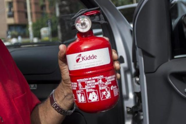 Obrigatório desde 1970, uso do extintor de incêndio em automóveis agora é facultativo. Foto: Arquivo/Agência Brasil