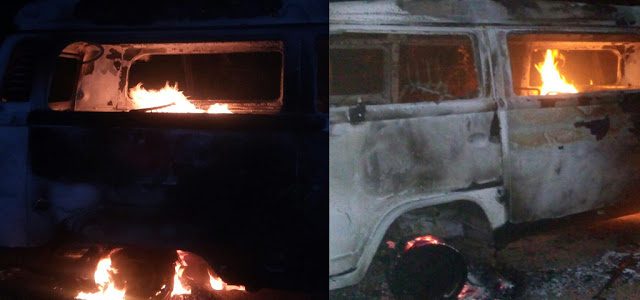 Kombi incendiada por bandidos em Prado, no sul da Bahia Foto: Reprodução/ Por Primeiro Jornal