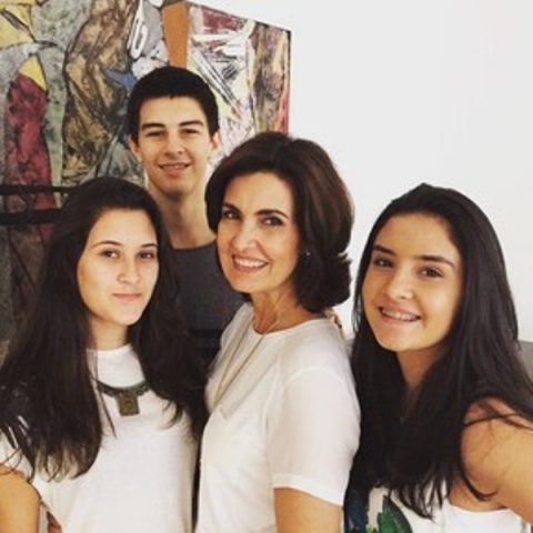 Fátima Bernardes com os filhos trigêmeos (Foto: Reprodução/Instagram)