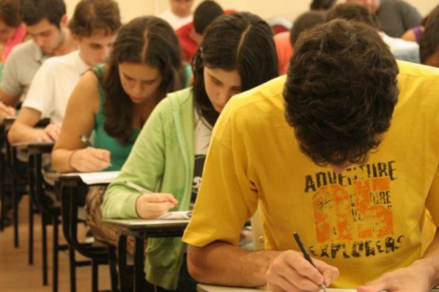 Candidatos terão uma maratona de cinco horas e meia de provas neste domingo (25). Foto: gabaritoenem.com.