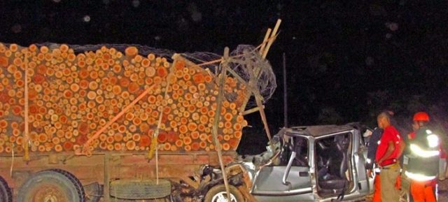 Caminhão transportava madeira irregular.