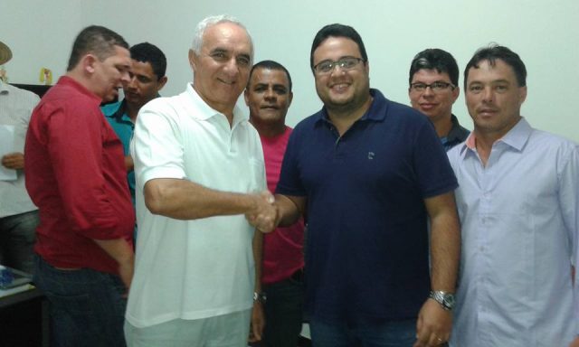 Armando de Souza (camisa branca) é o novo prefeito de Macarani. Foto: politicosdosuldabahia.com.br