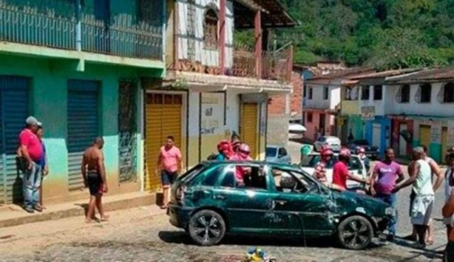 Motorista perdeu o controle na curva, carro capotou e criança foi arremessada (Foto: Reprodução)