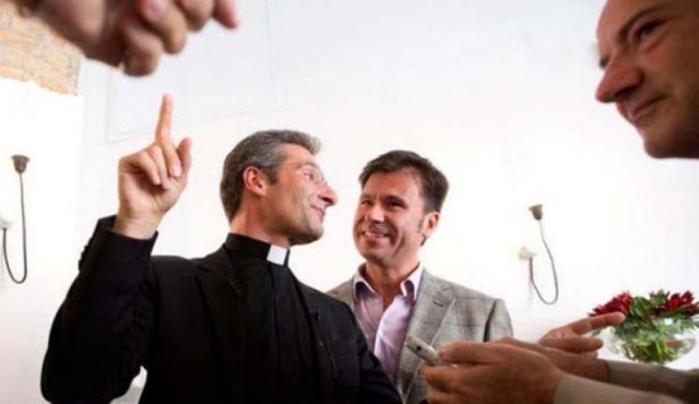 O porta-voz do Vaticano disse que a declaração pública de Charamsa foi "séria e irresponsável" (Foto: Reprodução)