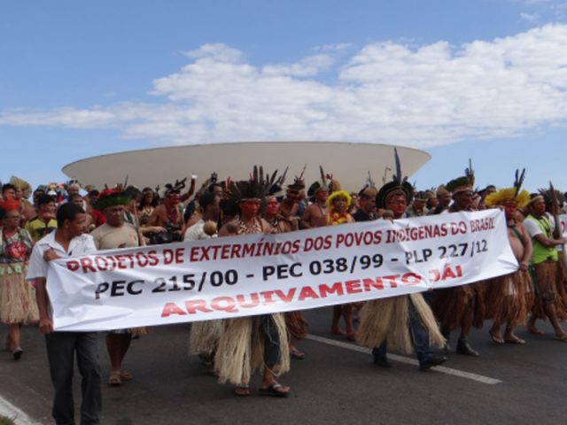 Mobilização indígena na Esplanada dos Ministérios contra PEC 215 e PLP 227. Foto: Reprodução/Articulação dos Povos Indígenas do Brasil
