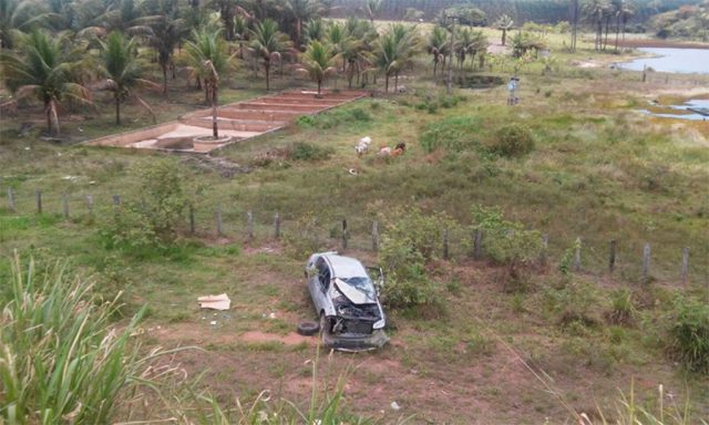 A cadeirinha foi projetada para fora do veículo e a recém-nascida não resistiu aos ferimentos. (Foto: Reprodução /O Povo News)