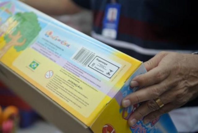 Verificar se o produto tem o selo do Inmetro é um dos cuidados que os pais devem ter ao comprar brinquedos para o Dia da Criança. Foto: Arquivo/Agência Brasil