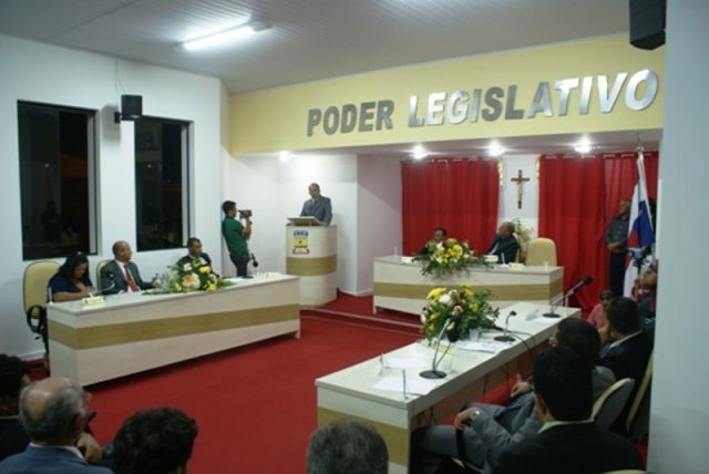O presidente do Poder Legislativo no uso de suas atribuições junto a aprovação dos  vereadores votaram pela moção de repúdio a Oi (Foto: Reprodução)