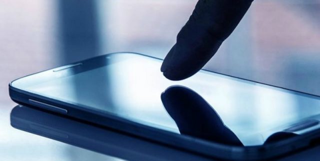Pesquisadores criam sensor que identifica a aproximação do dedo, evitando o toque direto para acionar os controles de tela. Foto: Reprodução/Deutsche Welle
