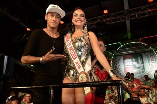 E a coroa de rainha foi colocada na cabeça da atriz pelo convidado especial da noite: Neymar. O jogador do futebol será um dos homenageados no desfile da Grande Rio (Foto: Roberto Teixeira / EGO)
