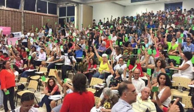 A decisão pelo fim da greve foi aprovada por ampla maioria dos professores. Foto: Reprodução/Facebook/Apub