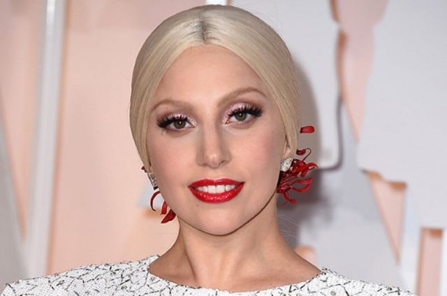 Em 2012, Lady Gaga criou a fundação Born This Way com o objetivo de aumentar a autoestima dos adolescentes e estimular os adultos a ajudá-los. Foto: Reprodução/Billboard /Steve Granitz/WireImage