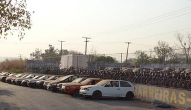 São centenas de motocicletas e carros, a maioria porém servirá apenas para sucata.(Foto: Reprodução)