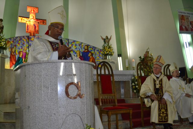 Dom Zanoni fala para os fiéis na missa celebrada para recebê-lo em fevereiro de ano, na igreja dos Capuchinhos. Foto: Divulgação