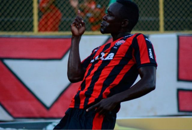 Zagueiro Kanu marcou gol que deixa Vitória na porta da Série A (Foto: Reprodução / Mauro Akin Nassor)