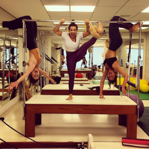 Julia Faria, Fernanda Souza e Bruna Marquezine brincaram em pose para fotos (Foto: Reprodução/Instagram)