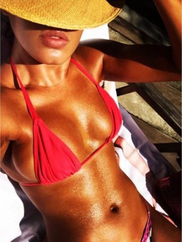 A atriz usou a sua conta no Instagram para mostrar uma foto onde ela aparece exibindo o corpo sequinho. (Foto: Reprodução / Instagram)