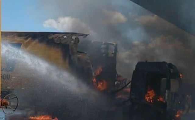 Foram utilizados três caminhões pipas para conseguir apagar o fogo.
