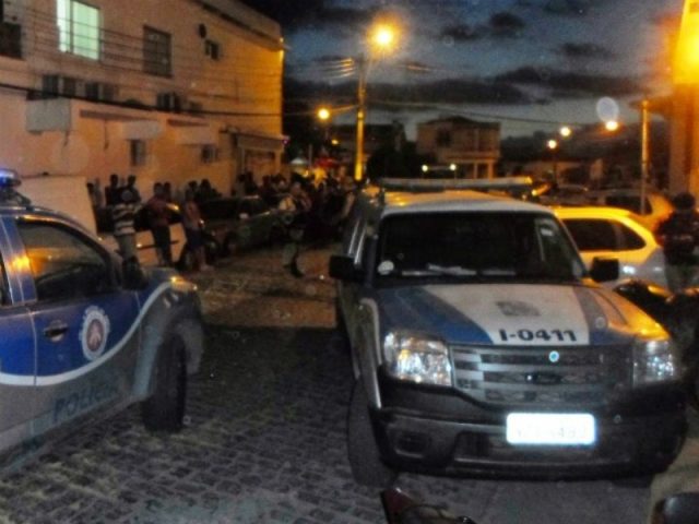 Suspeito de assalto estava sendo retirado da viatura, quando conseguiu escapar. Foto: Leandro Alves/Site Bahia 10.