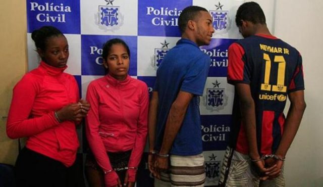 Jamile, Vanessa, Reginaldo e Daniel foram presos por PMs ao sair de hotel na quinta-feira (10). Foto: Edilson Lima.