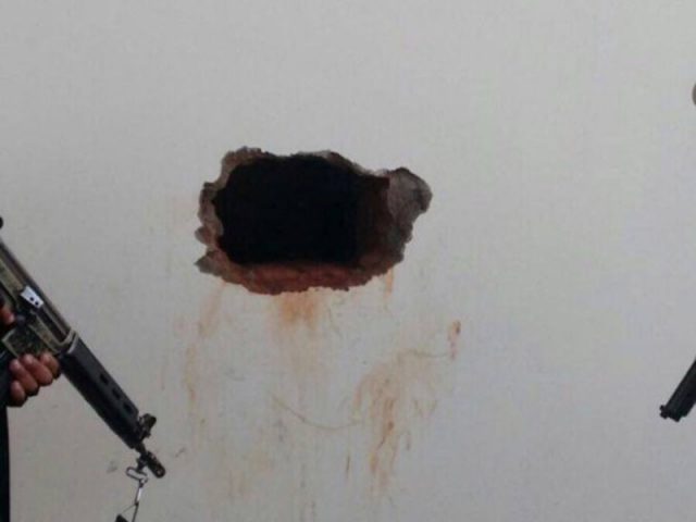 Segundo a polícia, não se sabe como os presos conseguiram abrir o buraco. Foto: Montesanto.net.