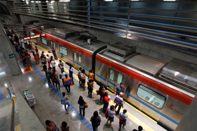 O acesso ao metrô é gratuito. Foto: aratuonline.com.br.