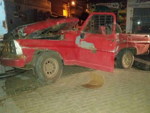 Na fuga, os bandidos colidiram o veículo de maior porte na praça no centro da cidade. Foto: Jadiel Luiz/Blog Vilares.