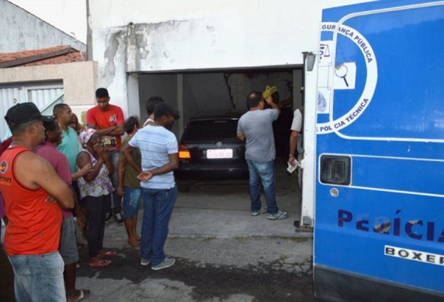Vizinhos encontraram o carro da vítima com a porta aberta na garagem do imóvel. Foto: Ed Santos.