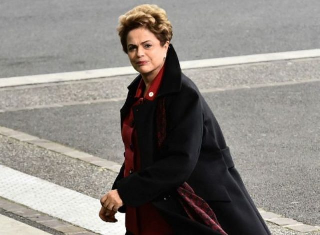 Analistas veem a permanência da presidente como o cenário menos prejudicial. Foto: Reprodução/BBC Brasil