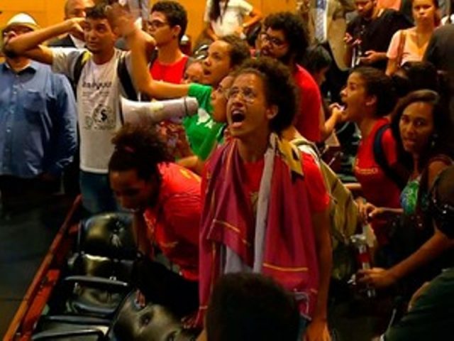 Alguns estudantes conseguiram invadir o espaço reservado para os deputados. Foto: Reprodução/TV Bahia