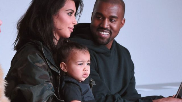Um anúncio no site de Kim Kardashian diz: "Kanye e eu damos as boas vindas ao nosso garotinho!" (Foto: Divulgação)