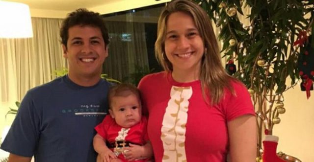 A apresentadora posou com o marido e o filho em clima de Natal. (Foto: Reprodução / Instagram)