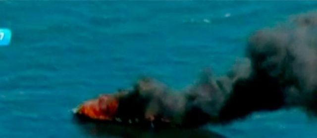 Embarcação pega fogo Baía de Todos-os-Santos. Foto: Reprodução/Record Bahia