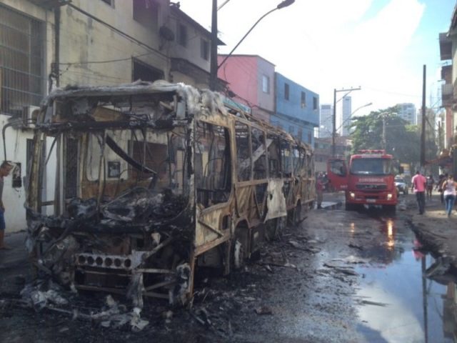 Ônibus queimado no Vale das Pedrinhas. Foto: German Maldonado/TV Bahia