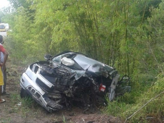 Vítima foi projetada para fora do veículo e morreu no local do acidente. Foto: obaianao.net.