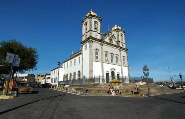 Moradores relataram uma troca de tiros atrás da igreja. Foto: cidadebaixa.com.