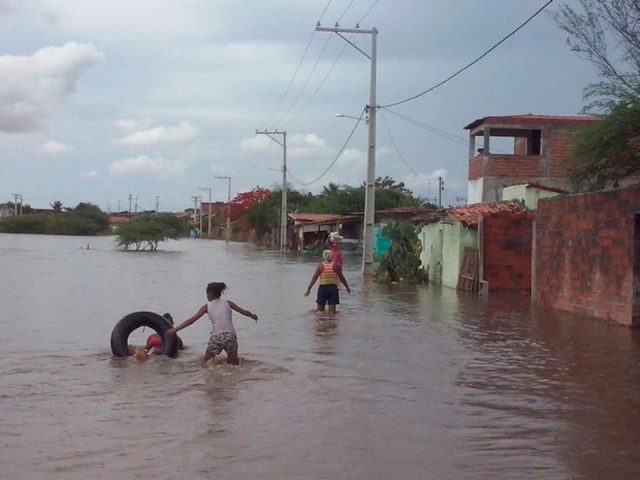 Ruas ficaram alagadas após o Rio Boqueirão transbordar com as chuvas, na sexta-feira (22).