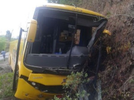Alguns passageiros do ônibus tiveram ferimentos leves e foram socorridos pelo SAMU. Foto: obaianao.net.