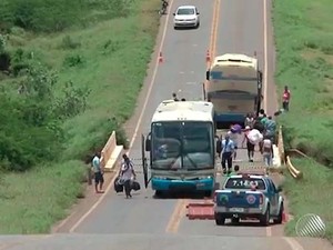 Ônibus fazem baldeação para seguir viagem. Foto: Imagens/Tv Bahia.