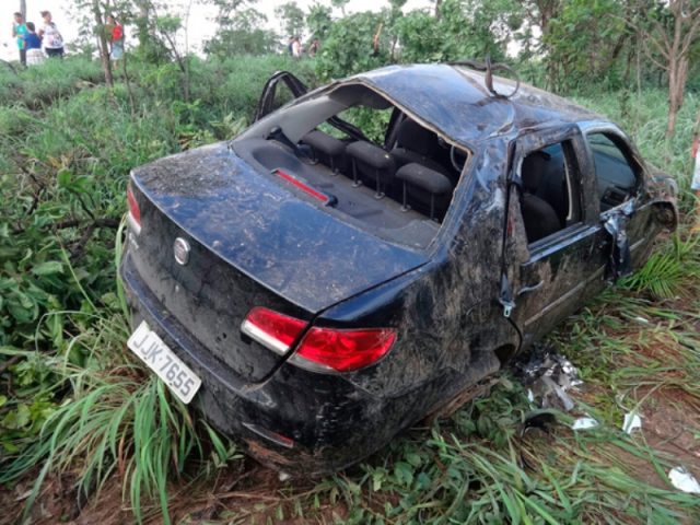 Motorista perdeu o controle do carro e saiu da pista, capotando em um matagal. Foto: Jadiel Luiz/Blog do Sigi Vilares.